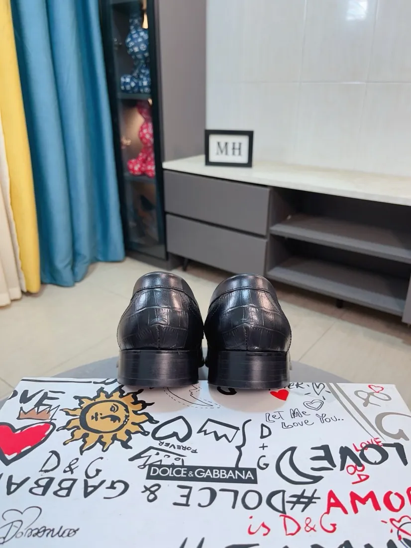 Men's shoes 💰540🌸🌸 [DG Dolce & Gabbana] High-end customized leather shoes. The upper is made of imported calf leather. Original hardware. I believe you will be impressed from the first time you see it. The avant-garde atmosphere can no longer fully interpret its elegance. AAA grade rubber outsole is super comfortable. The original cover last of the counter ensures its original version and quality. The upper is simple and the cowhide lining ensures its comfort and breathability. A pair of truly good shoes has its own unique soul, famous quality, and the first choice for successful people. Regular size 38-44 (45 customized)